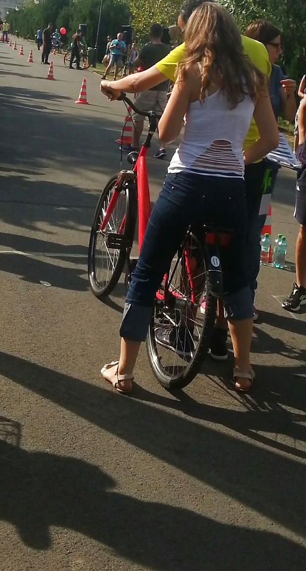 25P Spy sexy women in bicycle romanian
