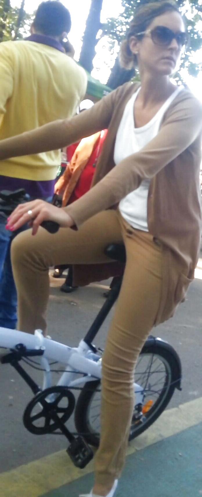 25P Spy sexy women in bicycle romanian