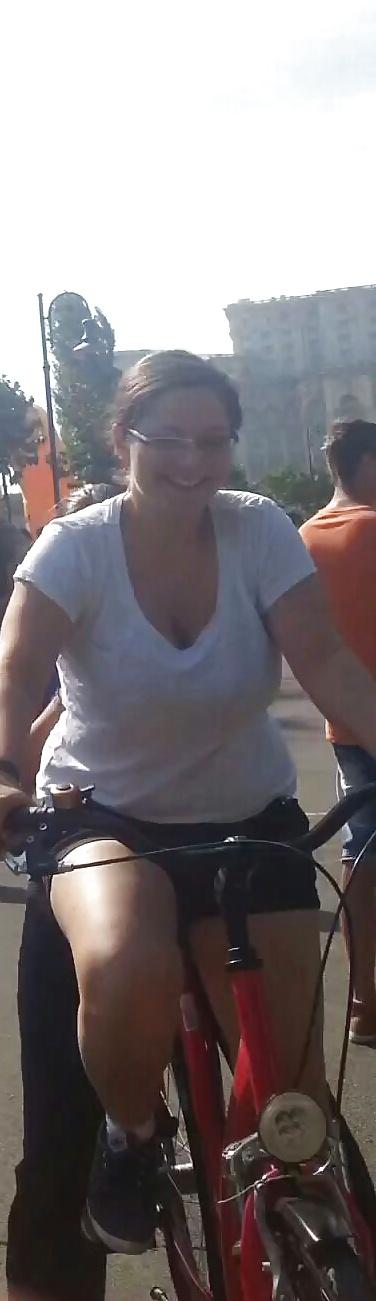 25P Spy sexy women in bicycle romanian