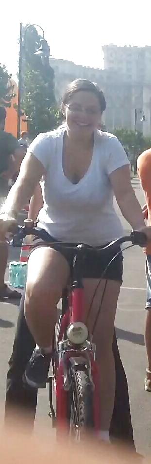 25P Spy sexy women in bicycle romanian