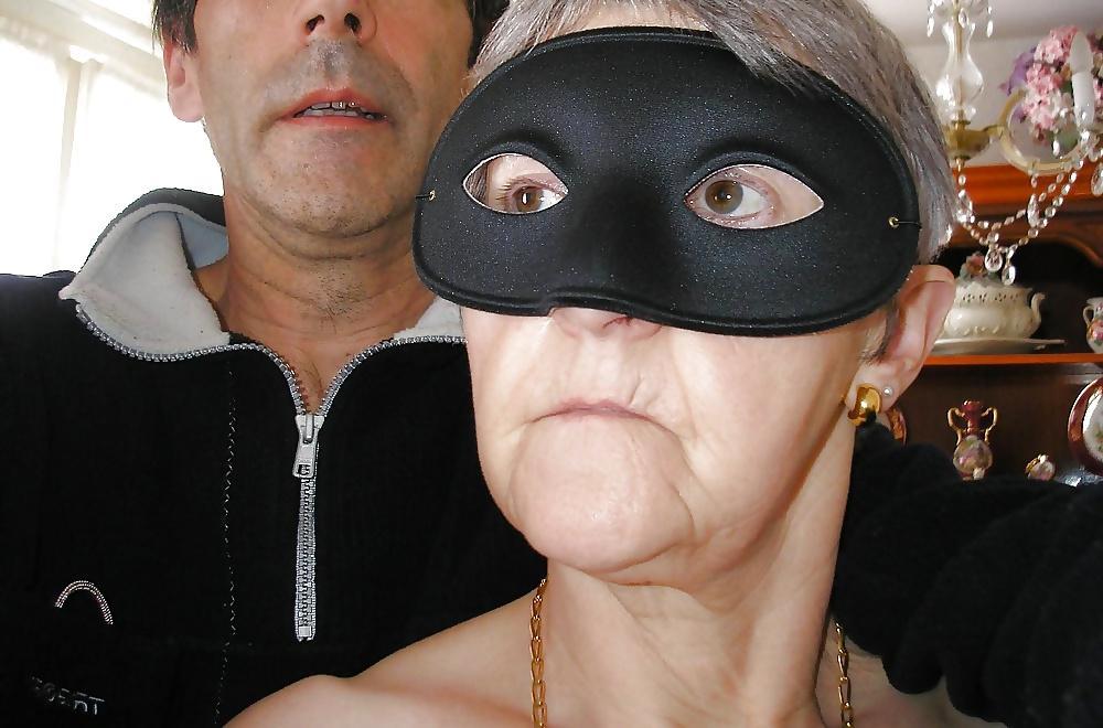 10P I love this granny in the mask