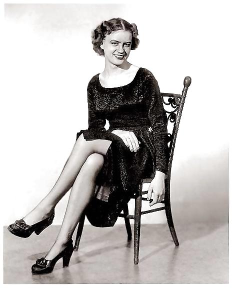 25P American ladies undress olden days