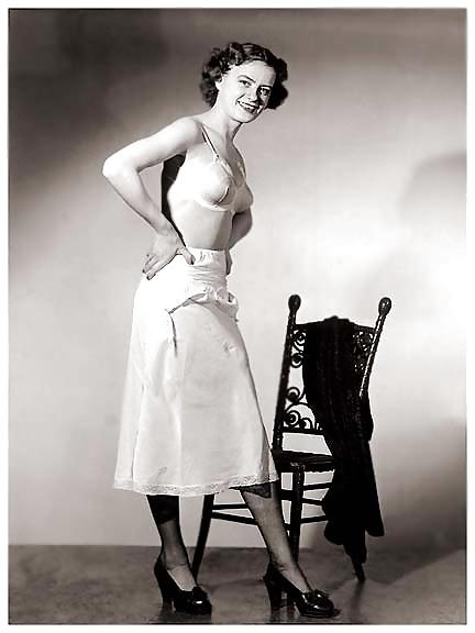 25P American ladies undress olden days