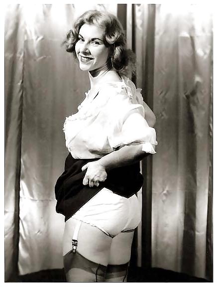 25P American ladies undress olden days