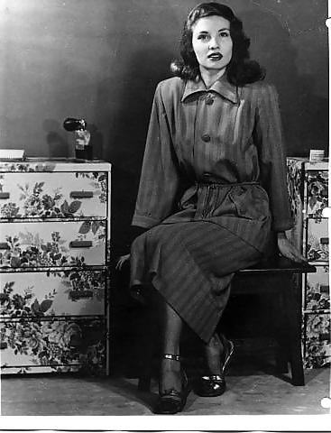 25P American ladies undress olden days