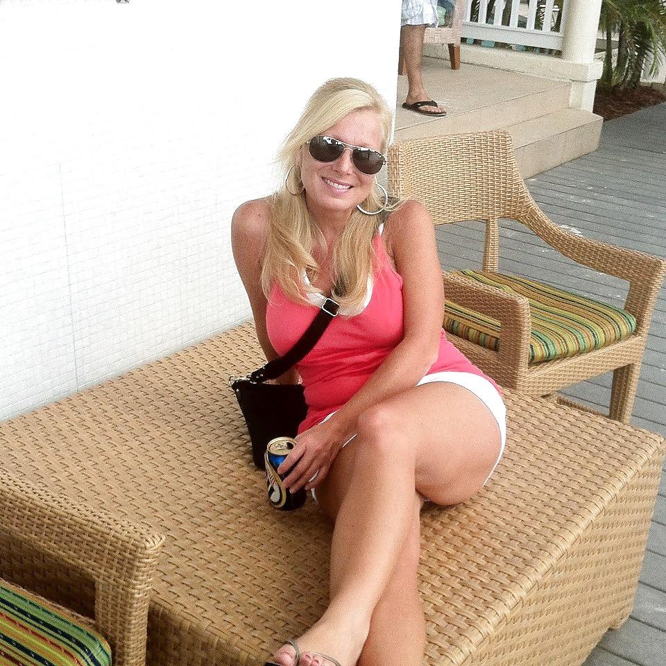 16P MILF Slut Wife Michele shows off her bikinis