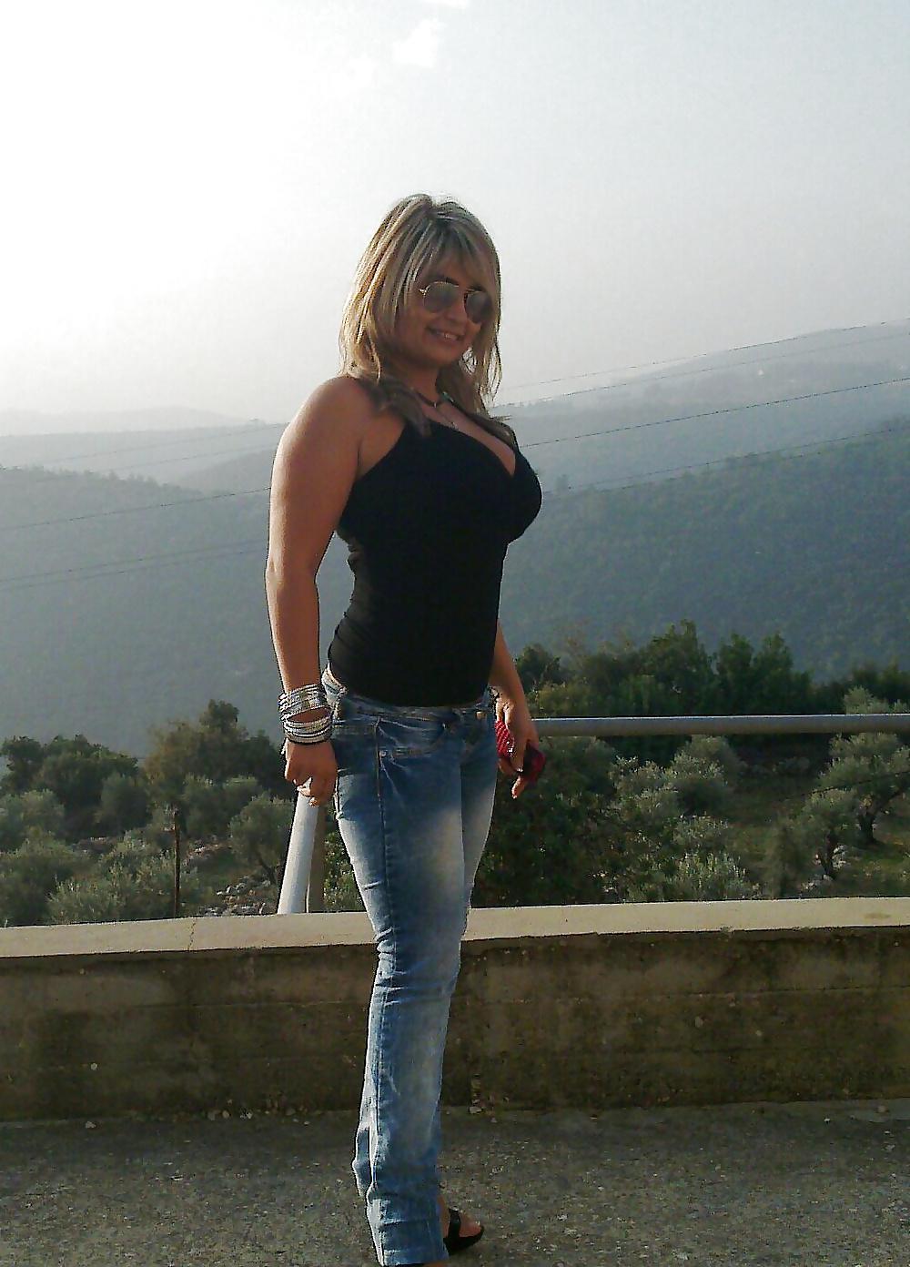 25P Cleavage big boob woman