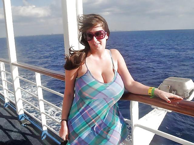 25P Cleavage big boob woman