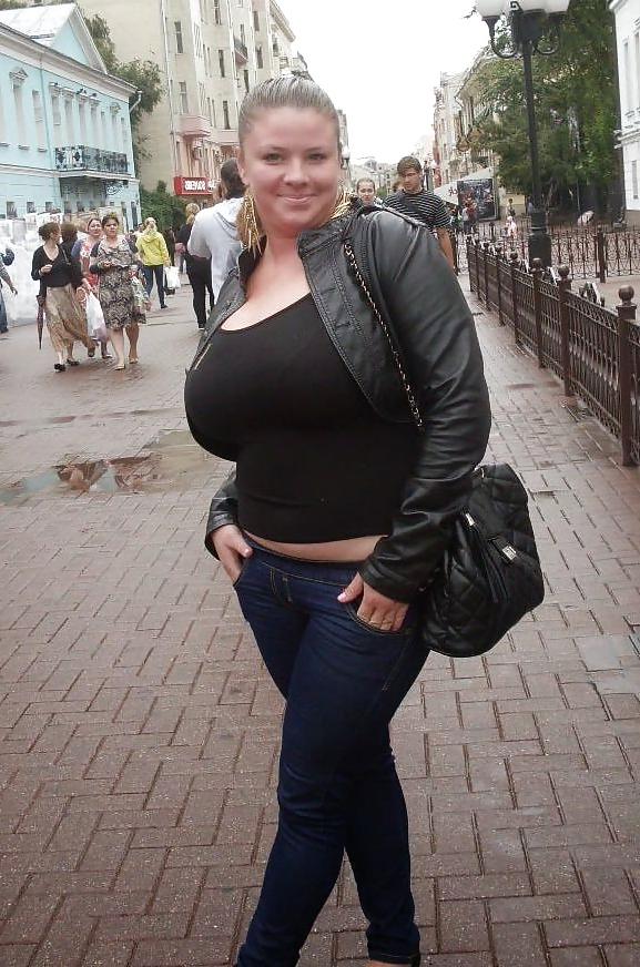 25P Cleavage big boob woman