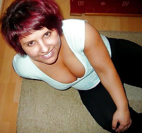25P Cleavage big boob woman
