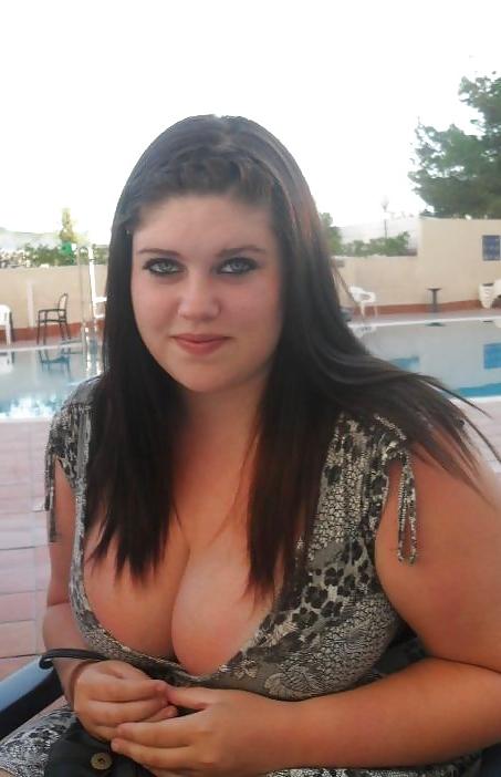25P Cleavage big boob woman