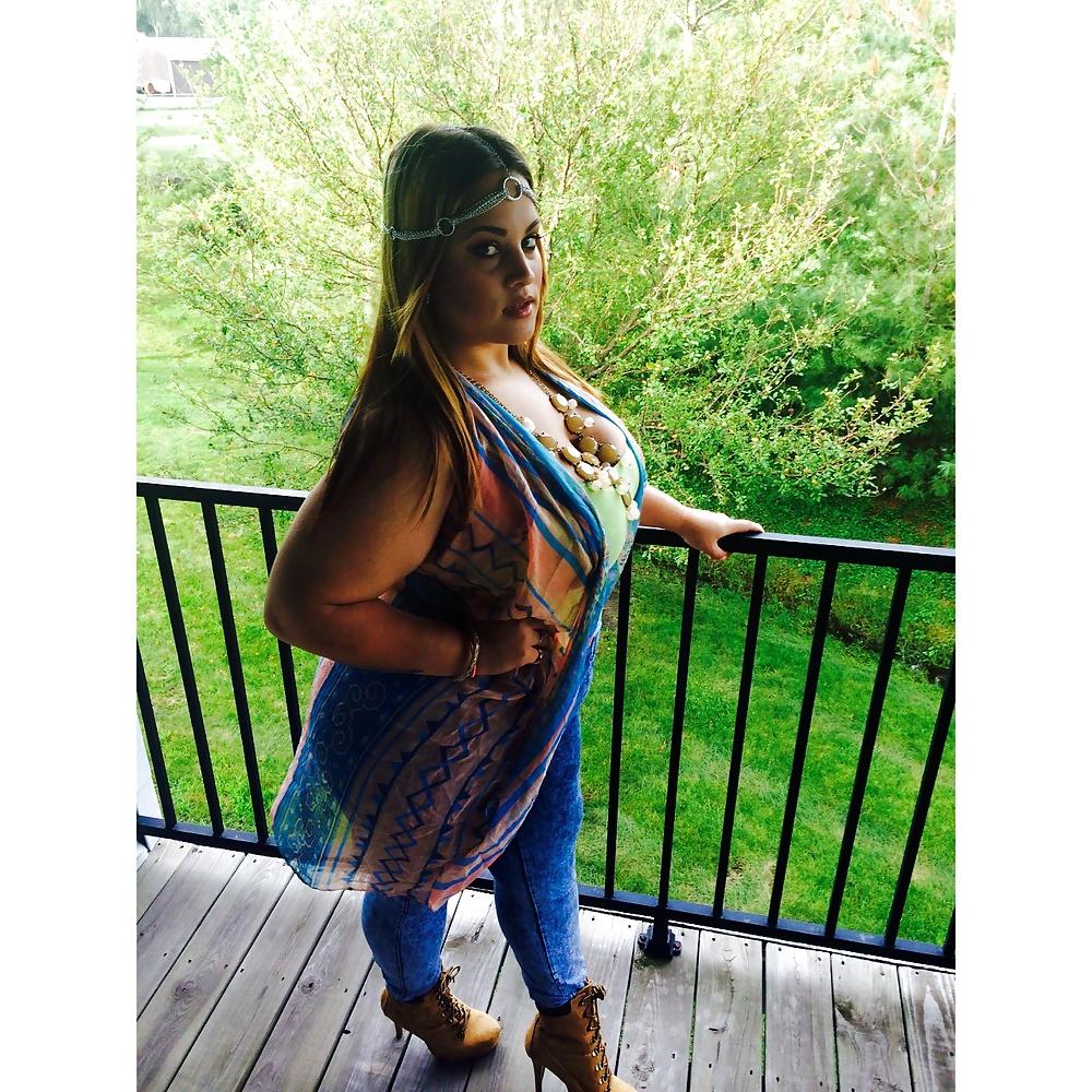 25P Cleavage big boob woman