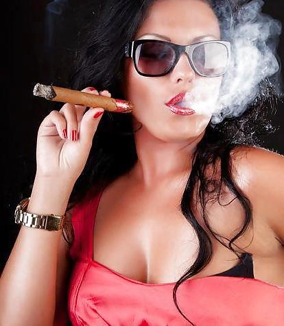 25P Smoking Babes - Thick Fat Cigar Divas