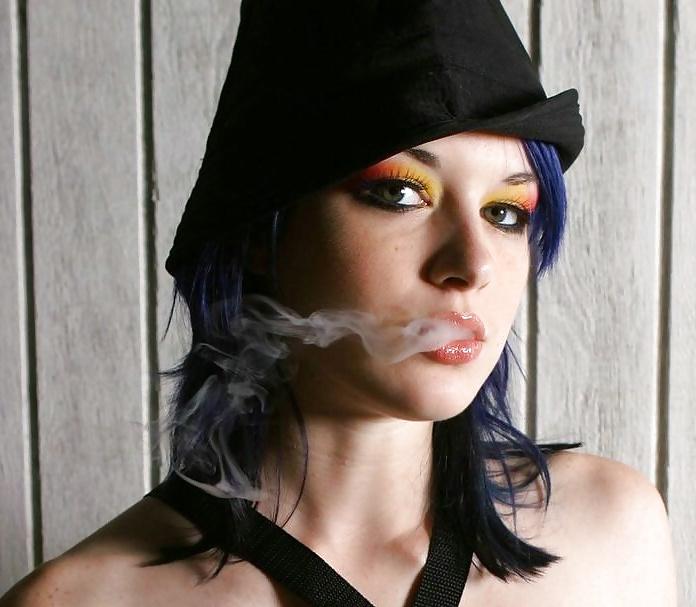 25P Smoking girls