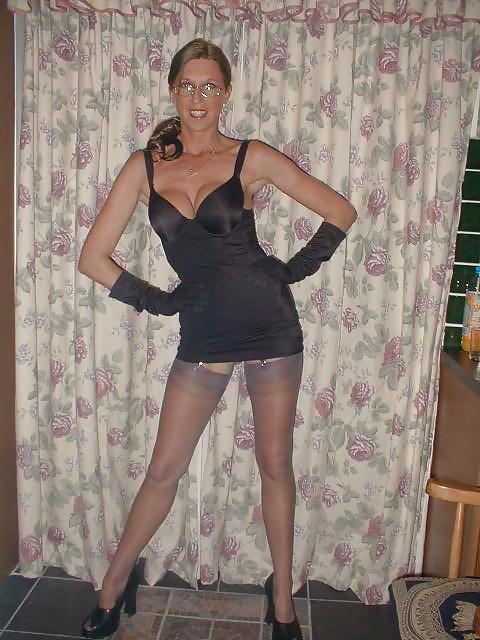 25P Lean leggy American mature lady