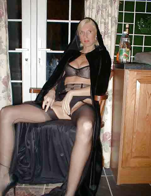 25P Lean leggy American mature lady 2