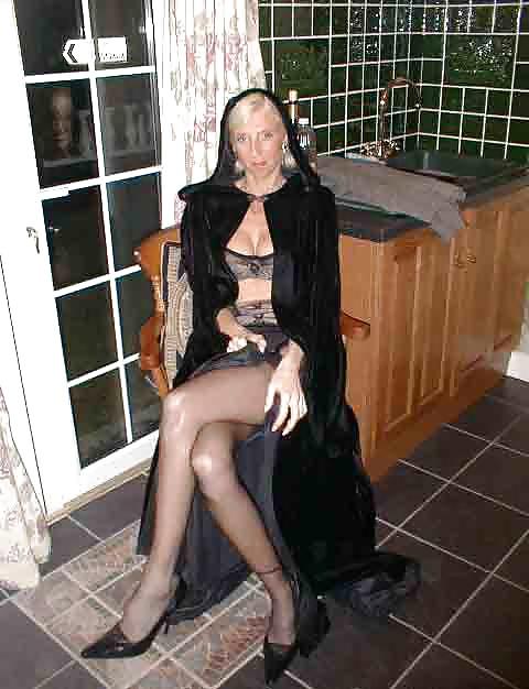 25P Lean leggy American mature lady 2