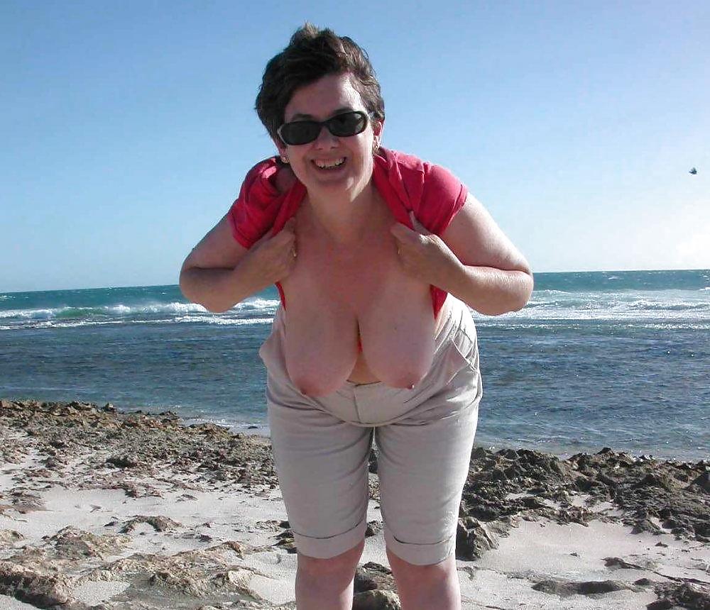 25P Real Amateurs Let Their Tits Hang 3