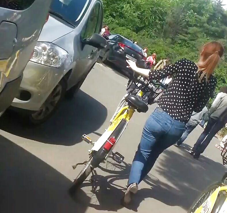 25P Spy sexy women in bicycle romanian