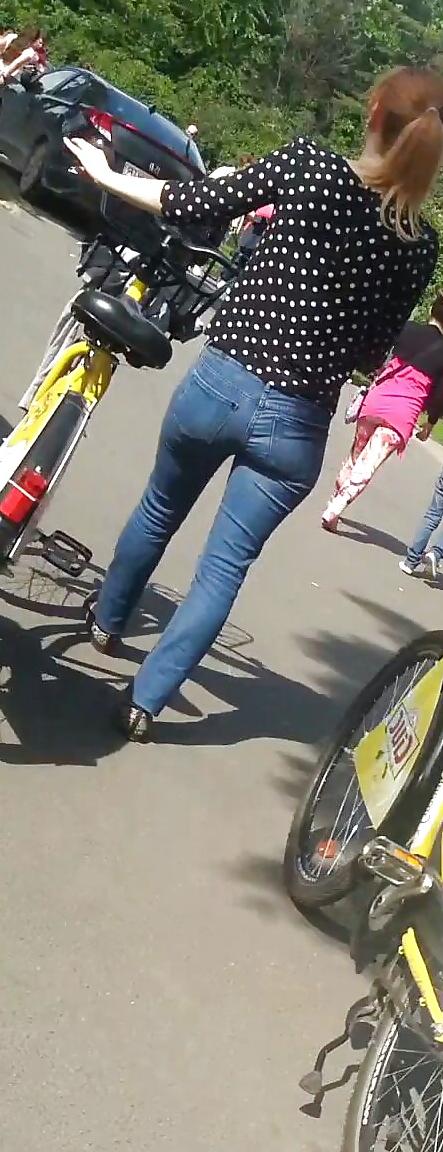 25P Spy sexy women in bicycle romanian