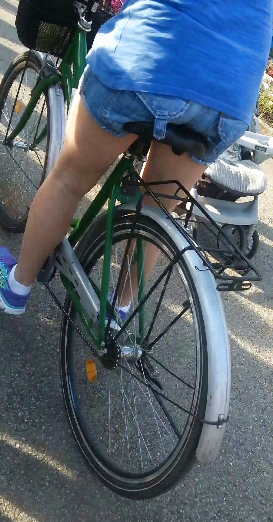 25P Spy sexy women in bicycle romanian