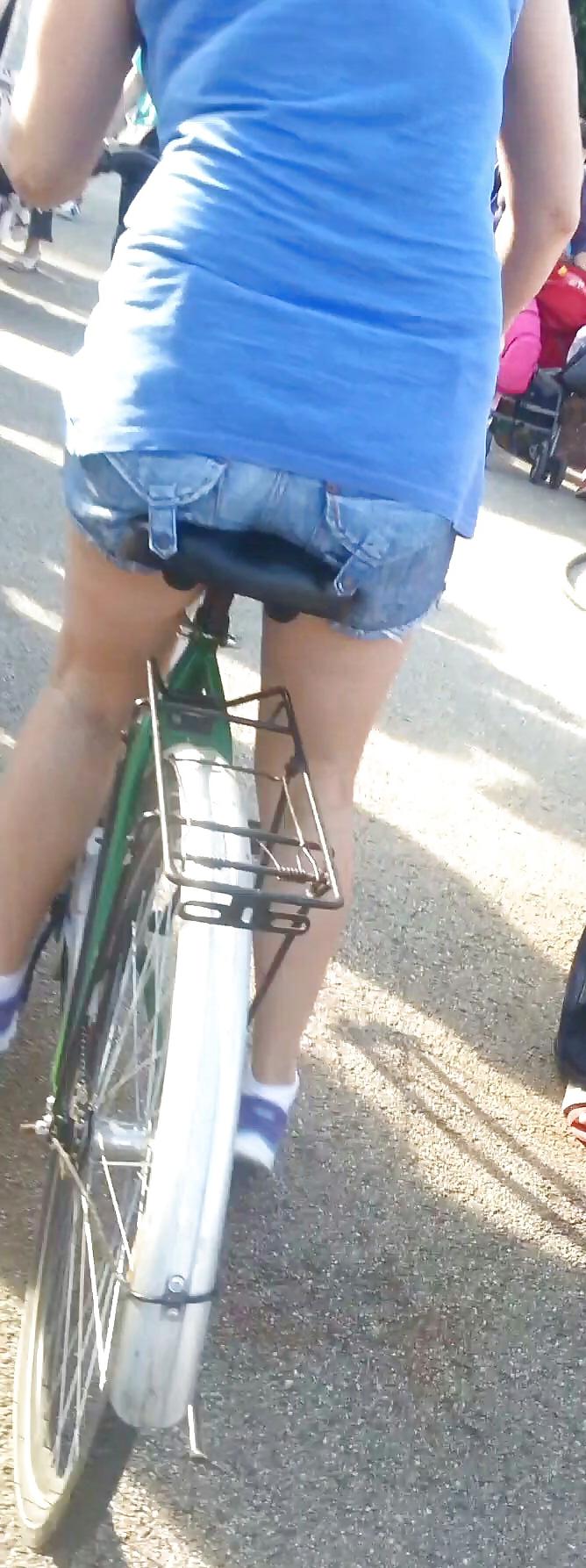 25P Spy sexy women in bicycle romanian