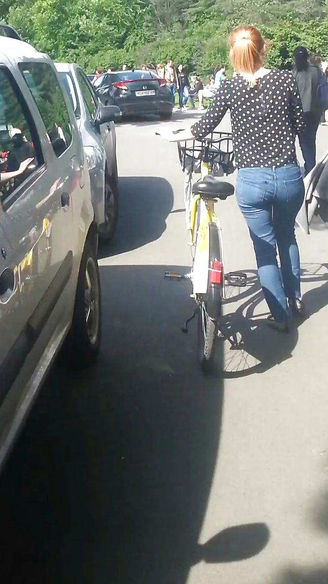 25P Spy sexy women in bicycle romanian