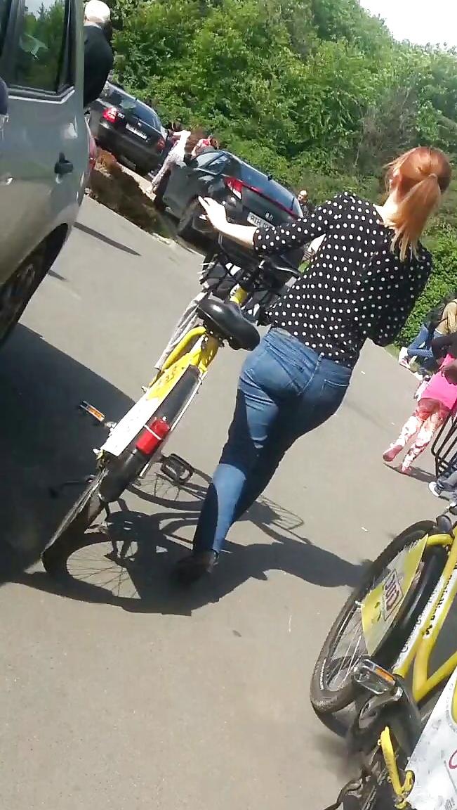 25P Spy sexy women in bicycle romanian