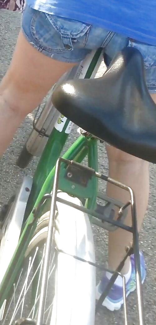 25P Spy sexy women in bicycle romanian