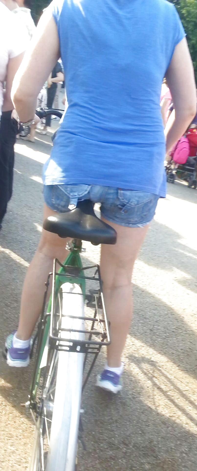 25P Spy sexy women in bicycle romanian