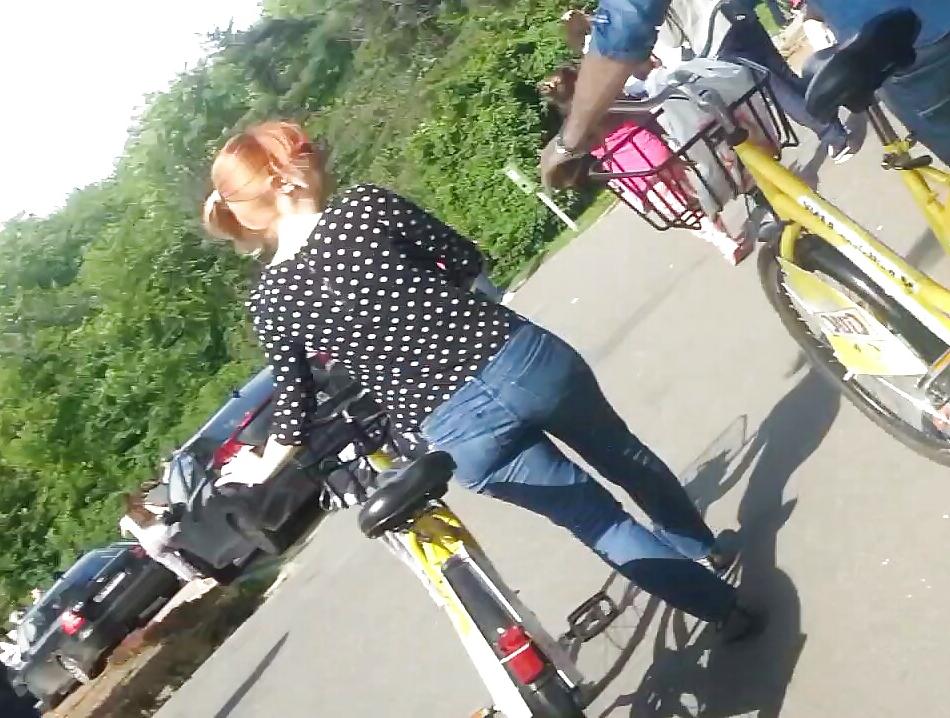 25P Spy sexy women in bicycle romanian