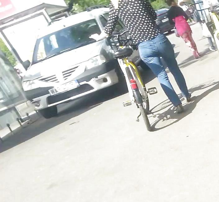 25P Spy sexy women in bicycle romanian