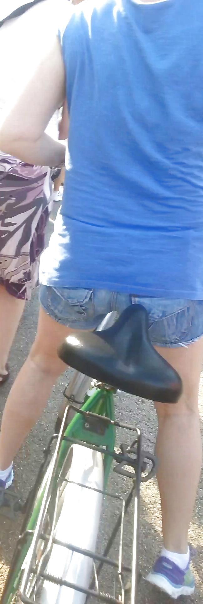 25P Spy sexy women in bicycle romanian