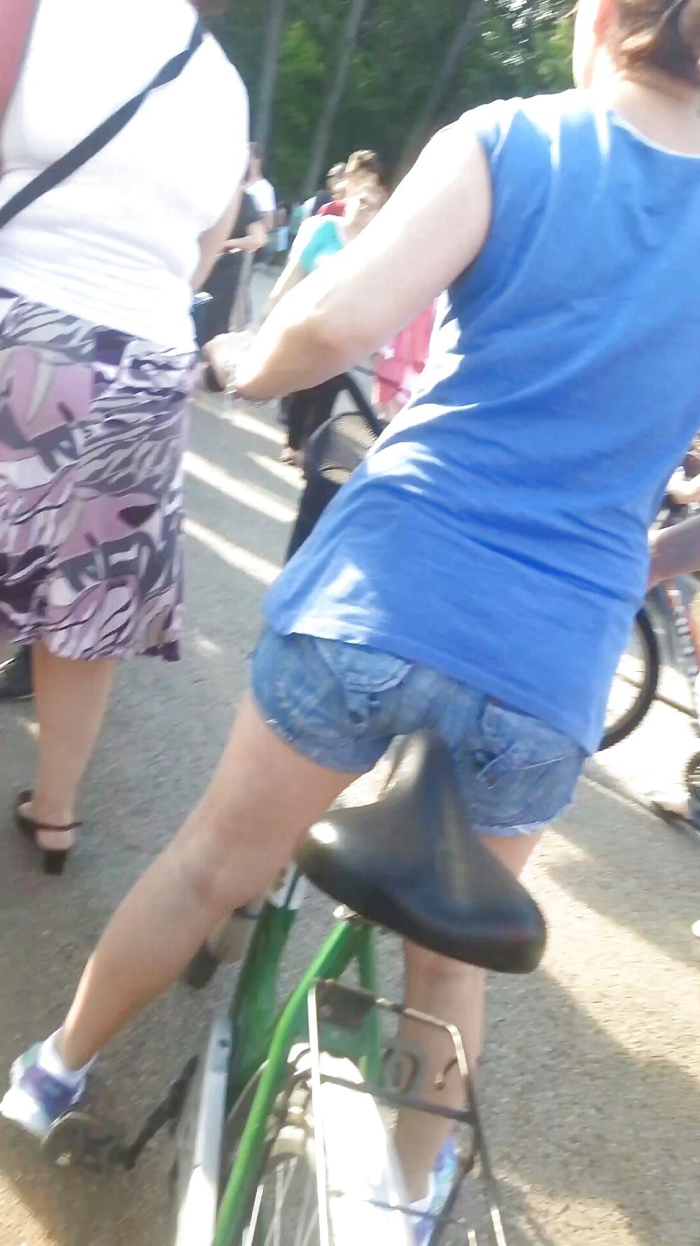 25P Spy sexy women in bicycle romanian