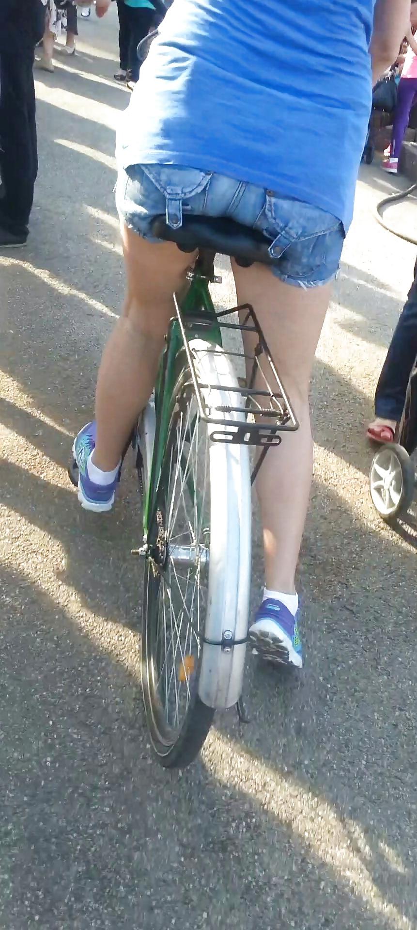 25P Spy sexy women in bicycle romanian