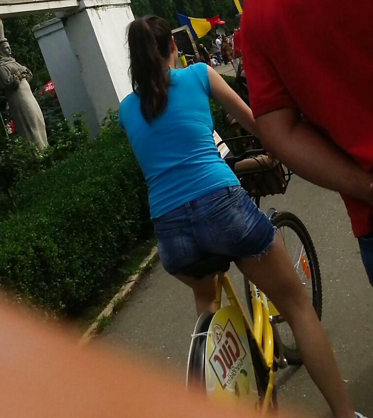 25P Spy sexy women in bicycle romanian
