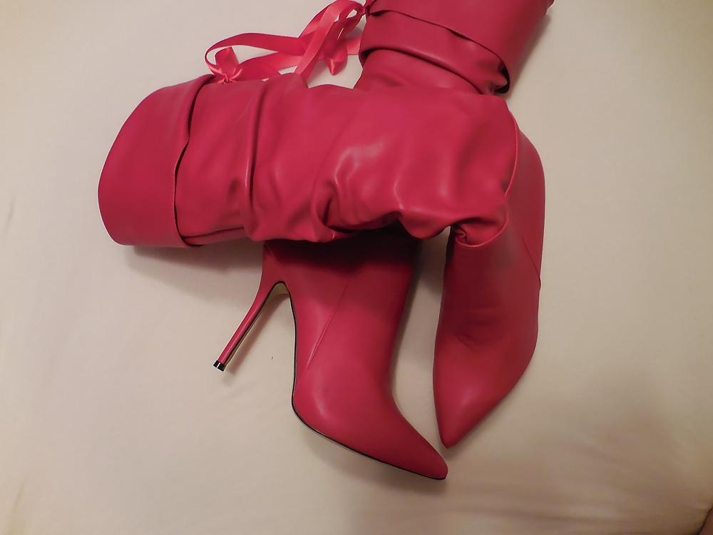 19P Cum on red boots