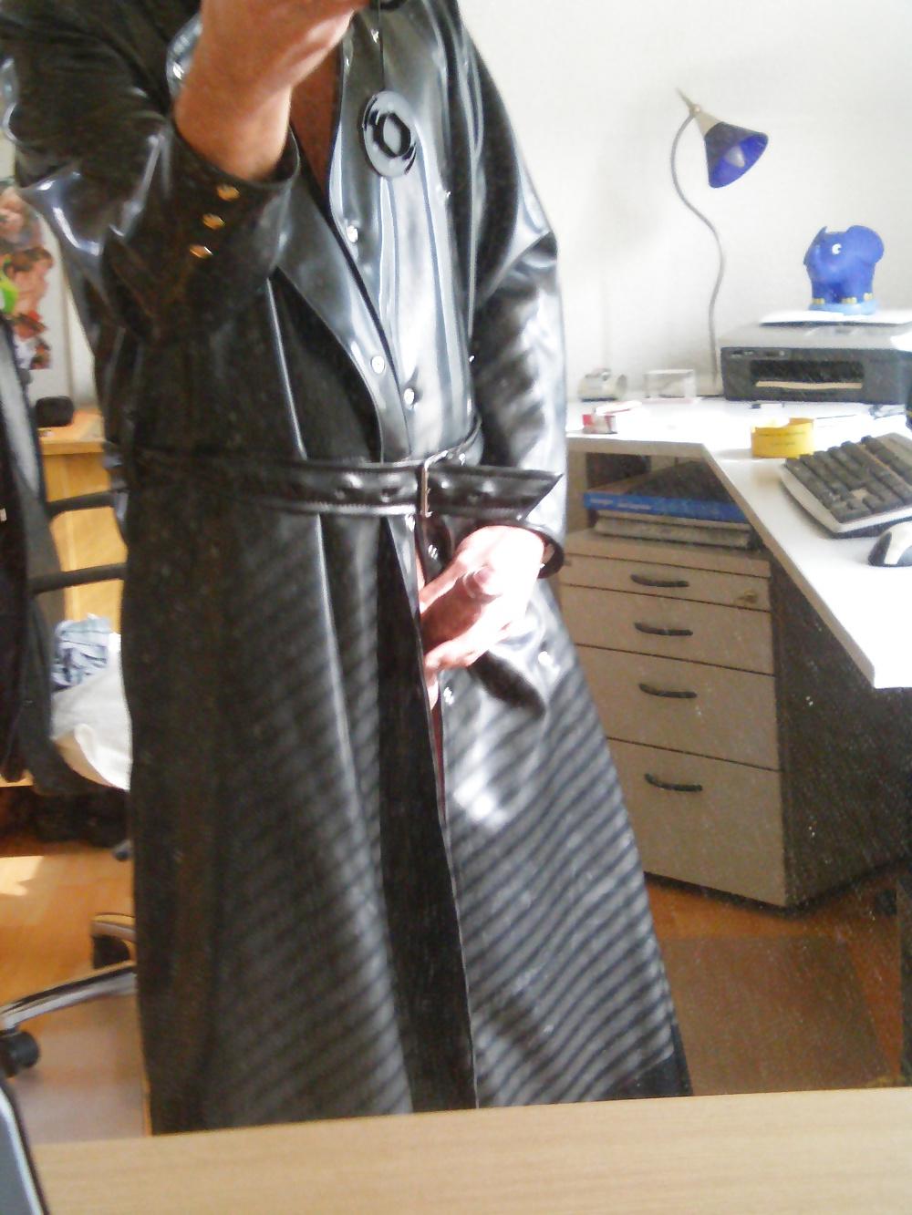 4P Masturbating in Rubber Coat ( Latex Gummi )