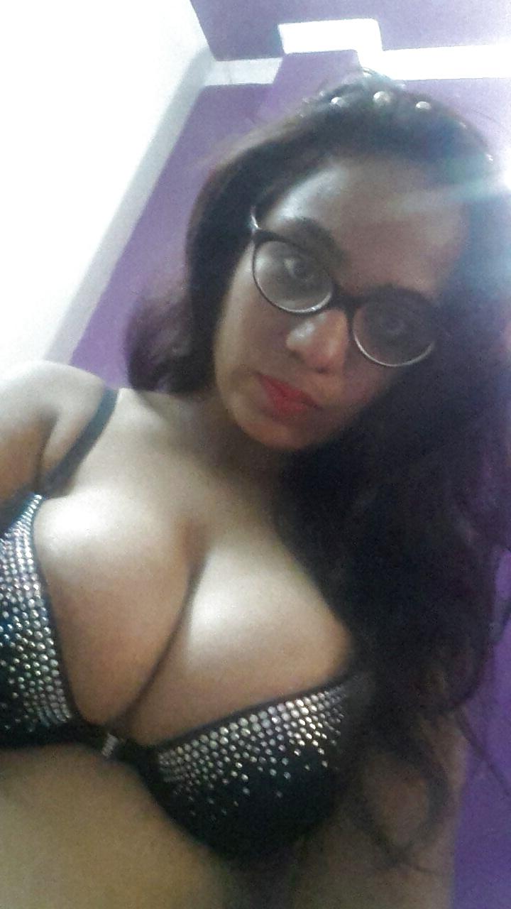 5P Indian pornstar Simmy-K shoots.