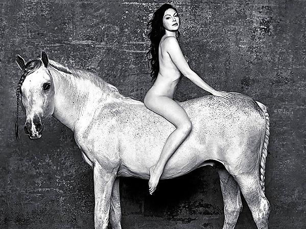 25P Babes On Horses