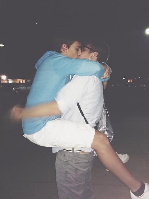 25P Gay Guys Sweet Kisses