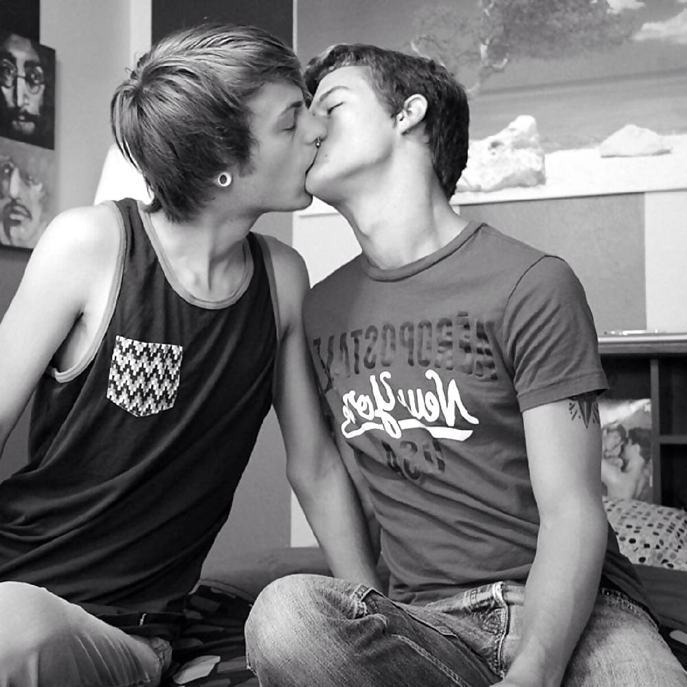 25P Gay Guys Sweet Kisses
