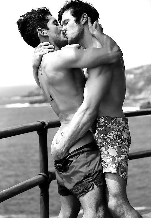 25P Gay Guys Sweet Kisses