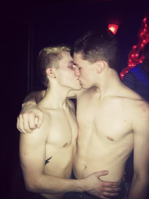 25P Gay Guys Sweet Kisses