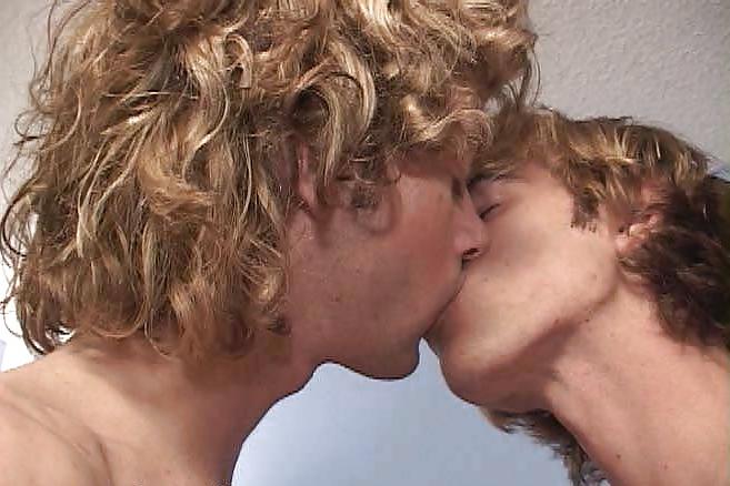 25P Gay Guys Sweet Kisses