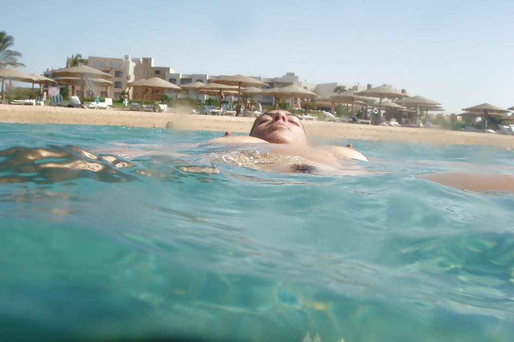 25P Big Tits Wife On Vacation (Camaster)