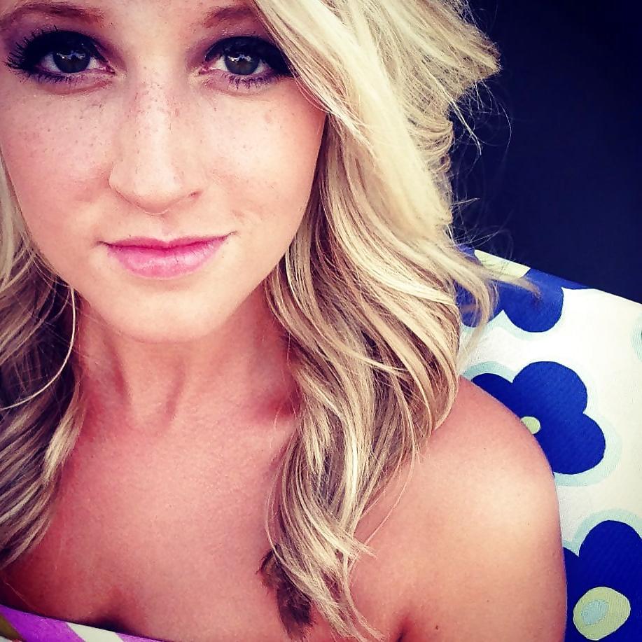 25P Facebook teen babes 18 girls dressed up (some bikinis)