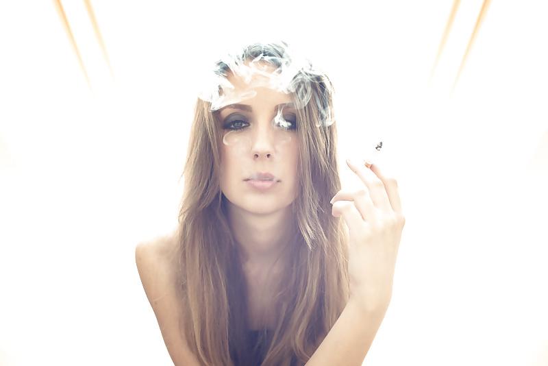 25P Sexy smoking girls