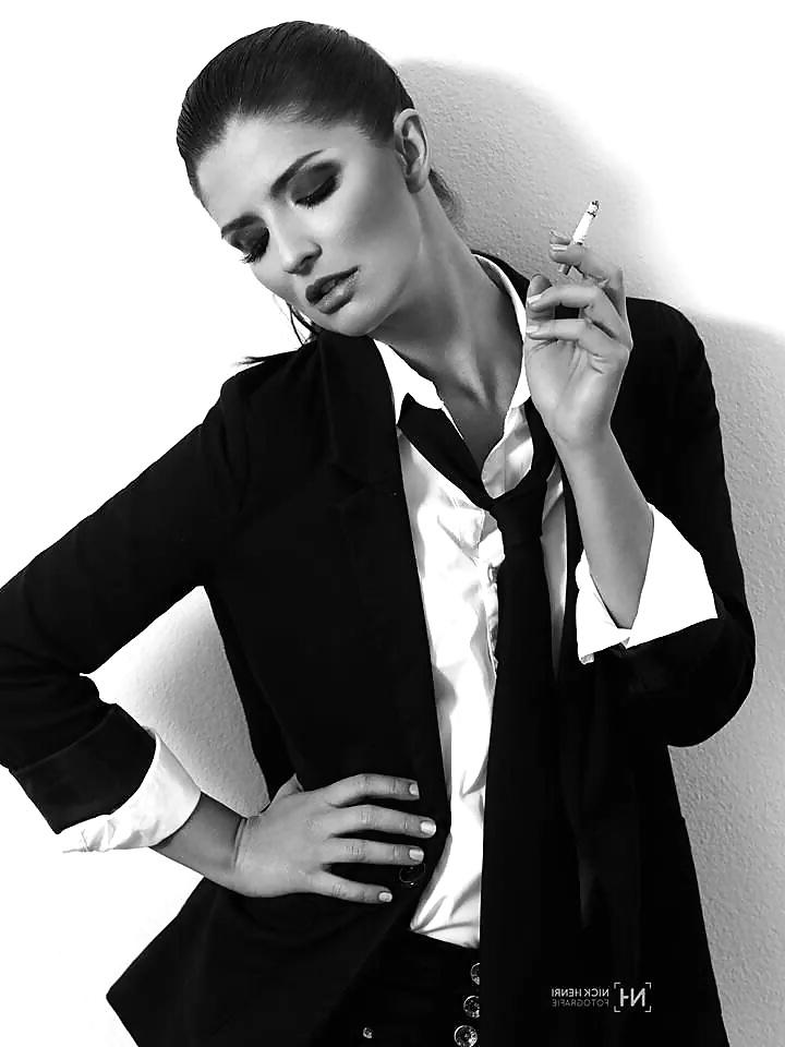 25P Sexy smoking girls
