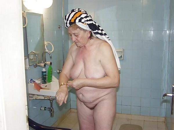 21P Saggy tits 112.